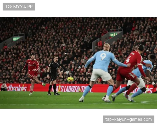 利物浦替补奇兵建功，红军稳居前四，利物浦是红军还是蓝军